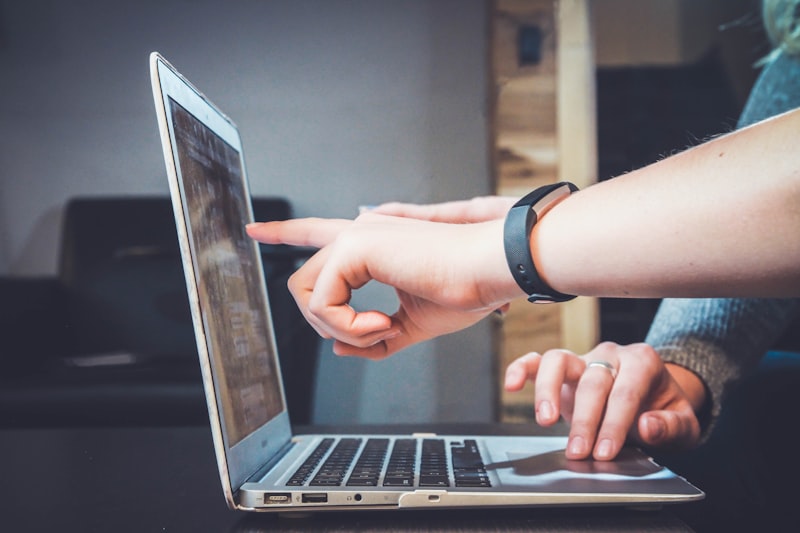 Formatrice devant un tableau enregistrant une classe de maître en ligne